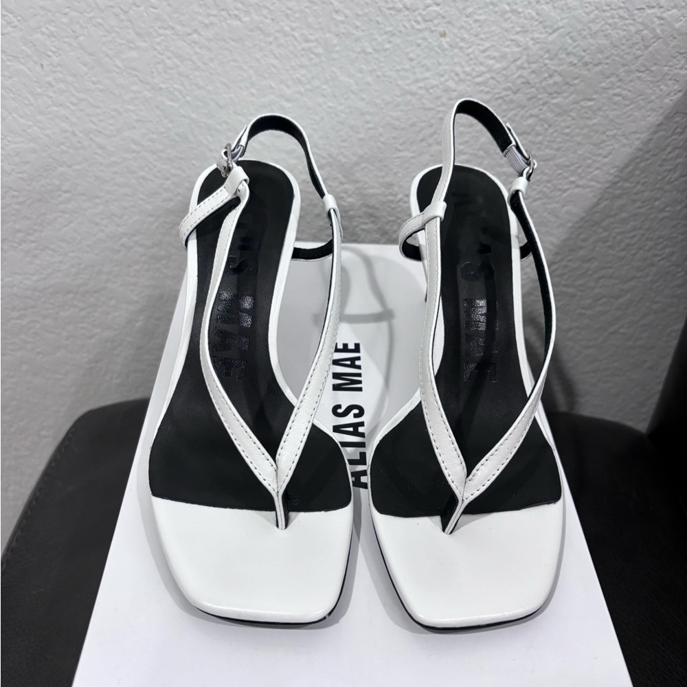 Alias Mae sandals